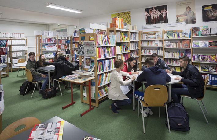 Professeur et lycéens au Lycée de La Salle